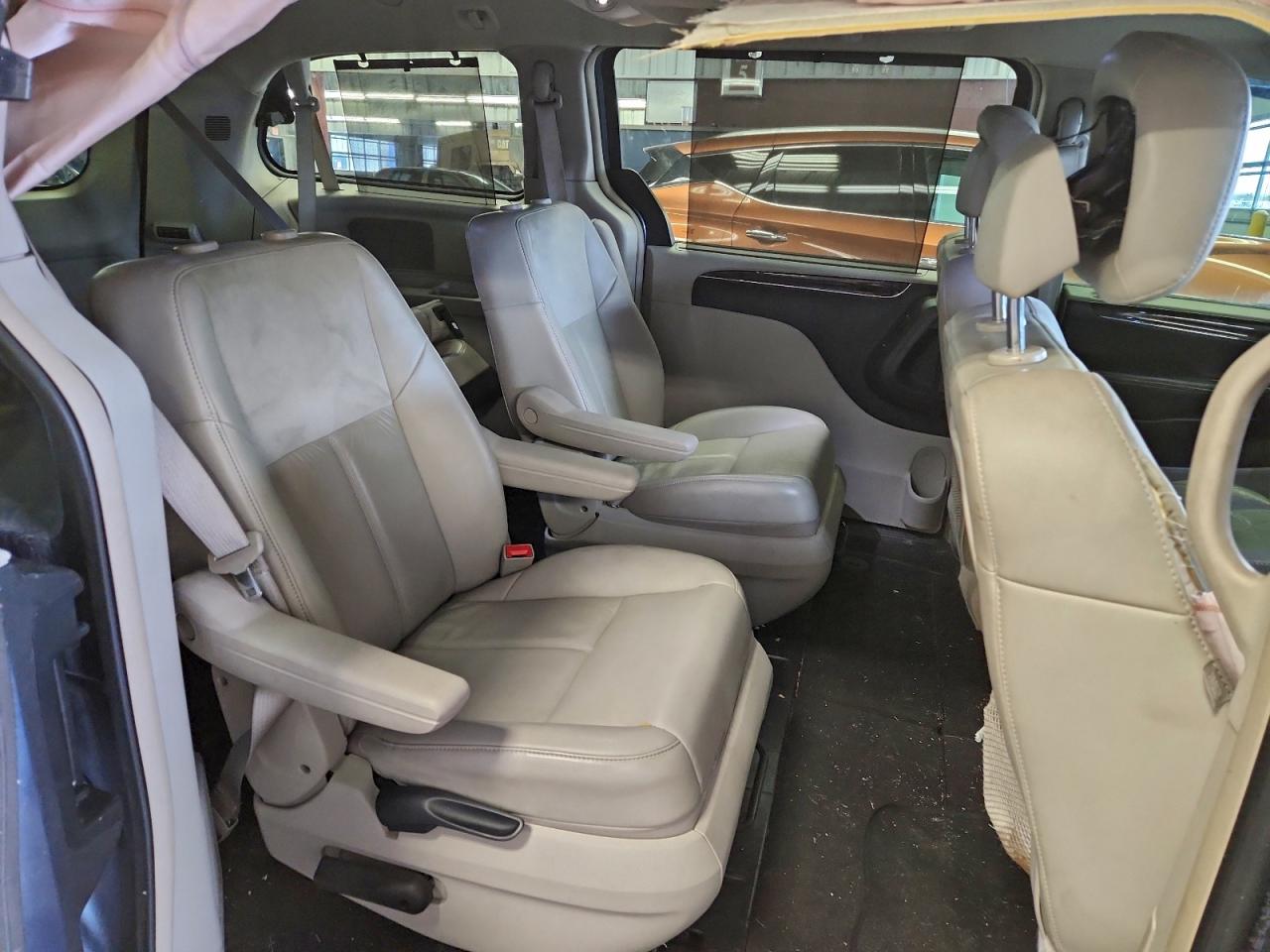 Chrysler Minivan Limited Image 11