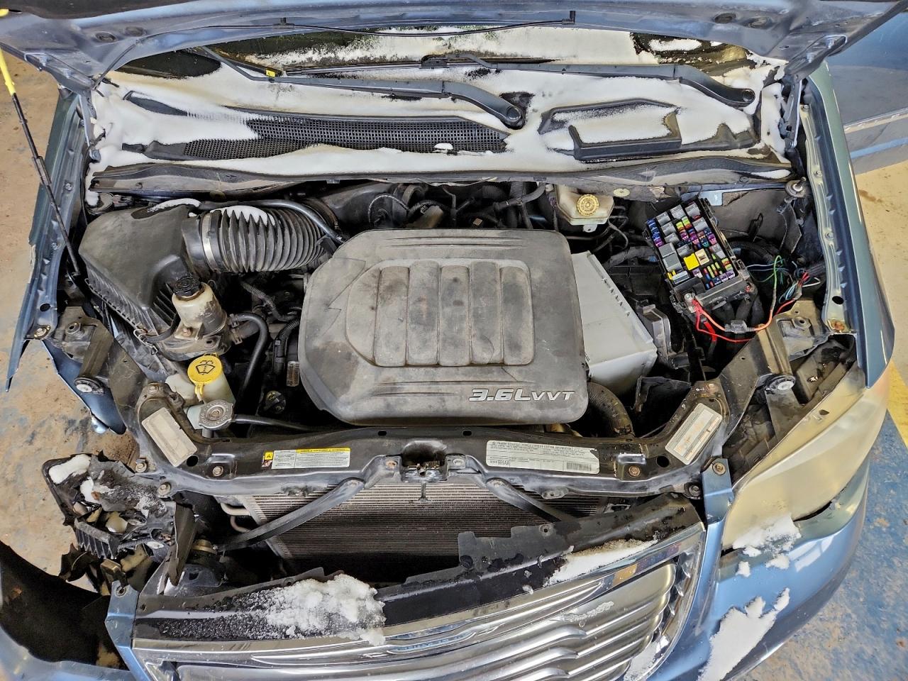 Chrysler Minivan Limited Image 12