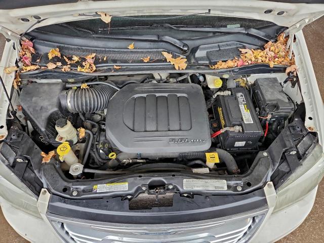 Chrysler Minivan Touring L Image 5