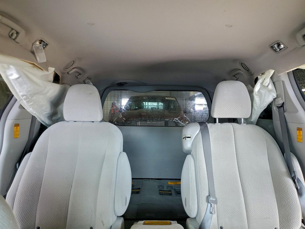 Toyota Sienna Le Image 9