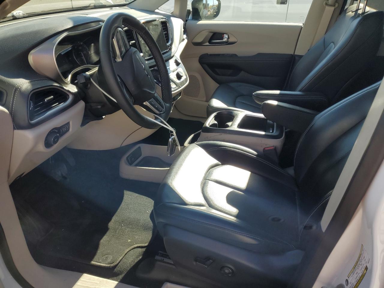 Chrysler Pacifica Touring L Image 2